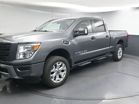 Used 2023 Nissan Titan SV w/ SV Convenience Package image 4