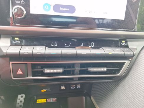 Used 2025 Toyota Camry SE w/ Convenience Package FWD image 25