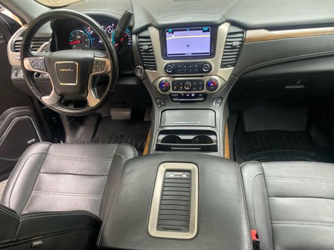 Used 2020 GMC Yukon Denali w/ Denali Premium Package image 26