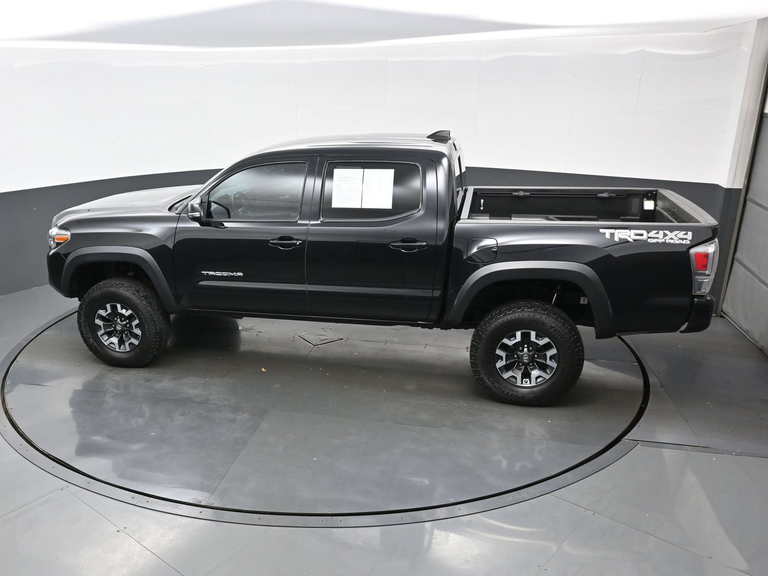 Used 2020 Toyota Tacoma TRD Off-Road w/ Technology Package AWD/4WD image 38