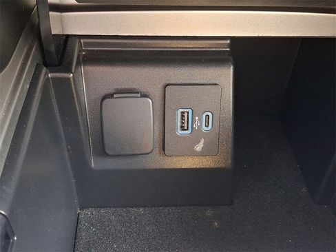 Used 2021 Ford Explorer XLT w/ Equipment Group 202A image 29