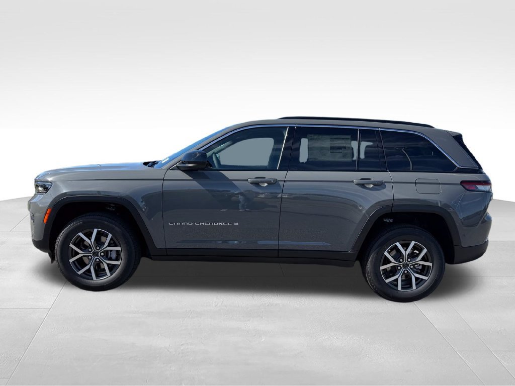 New 2027 Jeep Grand Cherokee Laredo RWD image 2