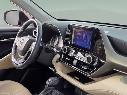 Used 2023 Toyota Highlander XLE image 10