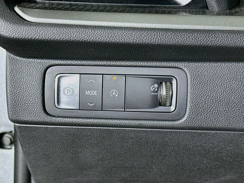 Used 2025 Chevrolet Traverse LT FWD image 17