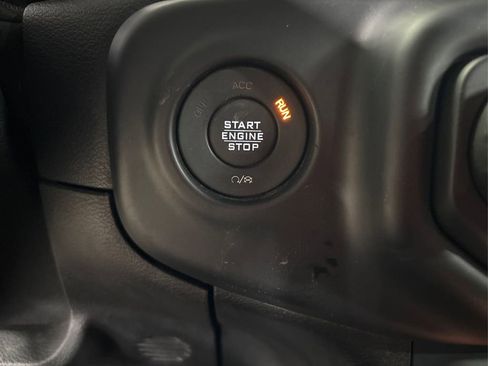 Used 2018 Jeep Wrangler Unlimited Sahara image 32