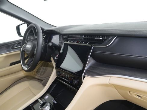 Used 2024 Jeep Grand Cherokee Limited w/ Luxury Tech Group II image 42