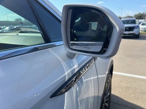 Used 2022 Lincoln Nautilus Reserve image 5