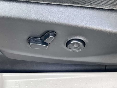Used 2020 Chrysler Pacifica Touring-L Plus w/ Advanced Safetytec Group FWD image 24