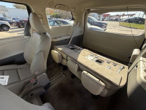 Used 2015 Toyota Sienna XLE image 13