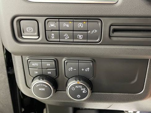 Certified 2022 Chevrolet Tahoe Z71 w/ Luxury Package AWD/4WD image 14