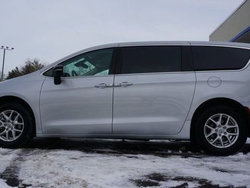 Used 2024 Chrysler Pacifica Touring-L image 5