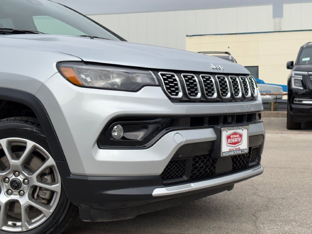 Used 2025 Jeep Compass Limited AWD/4WD image 3