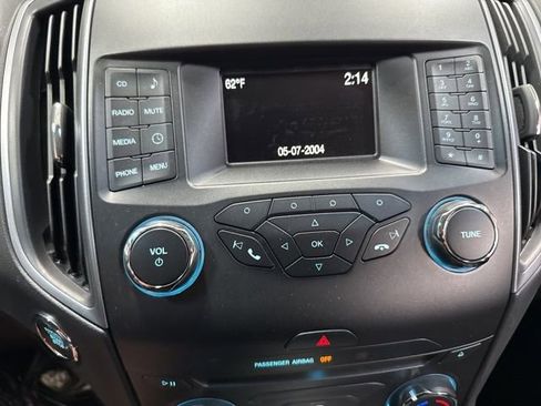 Used 2018 Ford Edge SE image 16