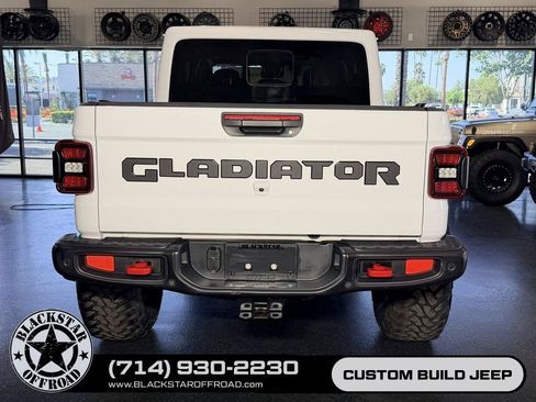 Used 2024 Jeep Gladiator Rubicon AWD/4WD image 15