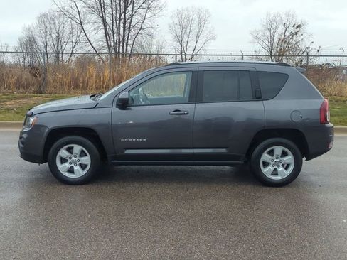 Used 2017 Jeep Compass Latitude FWD image 6