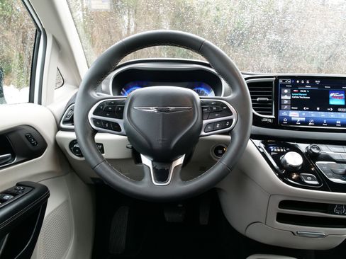 Used 2024 Chrysler Pacifica Touring-L image 22