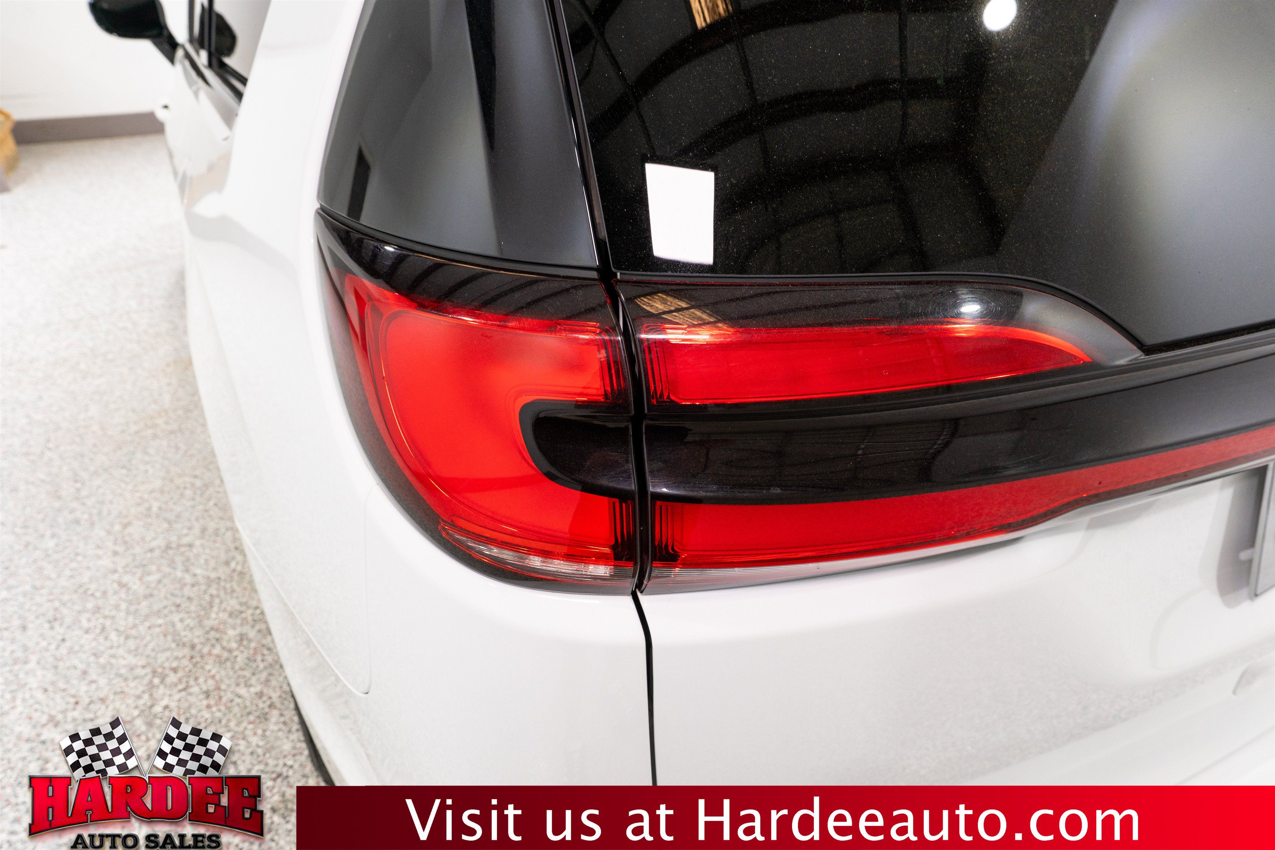 Used 2024 Chrysler Pacifica Limited FWD image 9