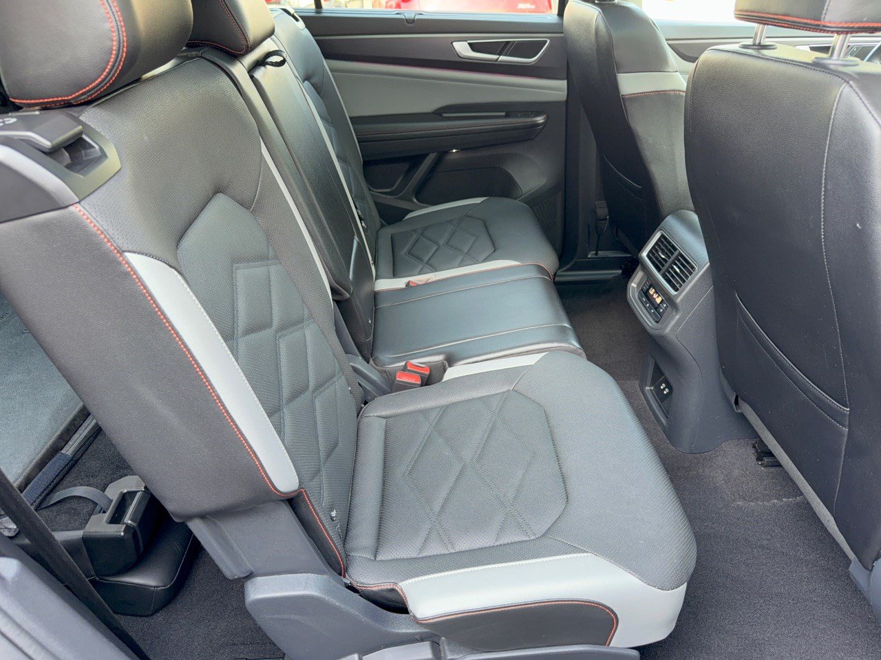 Used 2024 Volkswagen Atlas Peak Edition SE AWD/4WD image 29
