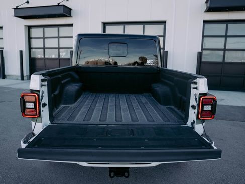 Used 2021 Jeep Gladiator Overland image 11