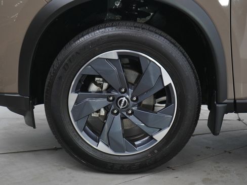 Used 2024 Nissan Rogue SV w/ SV Premium Package image 30