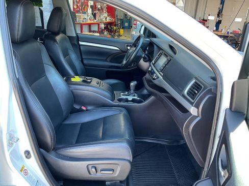 Used 2019 Toyota Highlander XLE AWD/4WD image 42