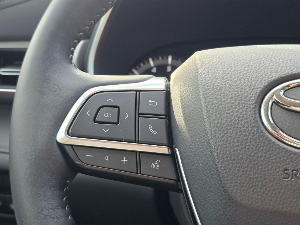Used 2021 Toyota Highlander Limited FWD image 19
