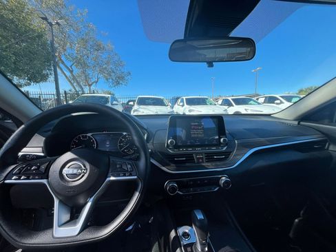 Used 2025 Nissan Altima 2.5 SV image 34