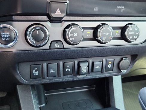 Used 2020 Toyota Tacoma TRD Sport w/ Technology Package image 28