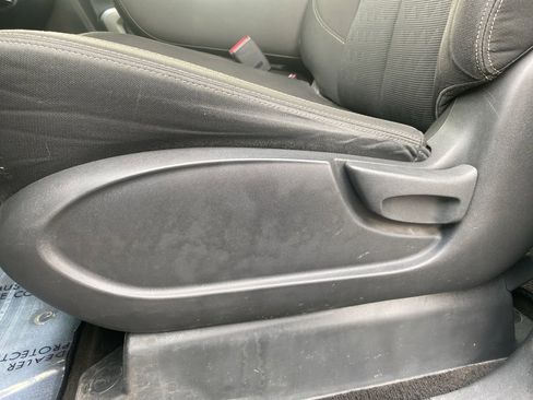 Used 2018 Nissan Titan SV image 14