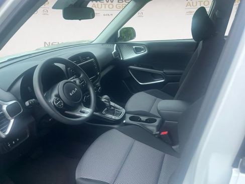 Used 2025 Kia Soul LX w/ LX Technology Package FWD image 9