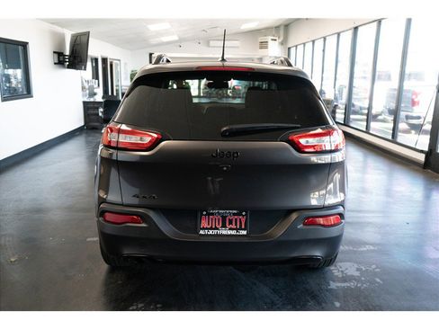 Used 2018 Jeep Cherokee Latitude w/ Altitude Package AWD/4WD image 6