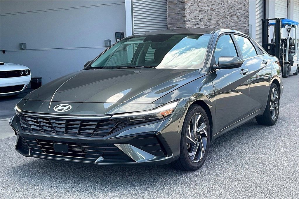 Used 2025 Hyundai Elantra SEL FWD image 3