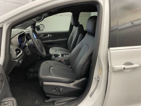 New 2027 Chrysler Pacifica Select FWD image 14