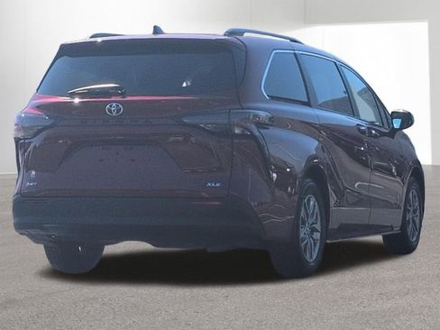 Certified 2026 Toyota Sienna XLE FWD image 5