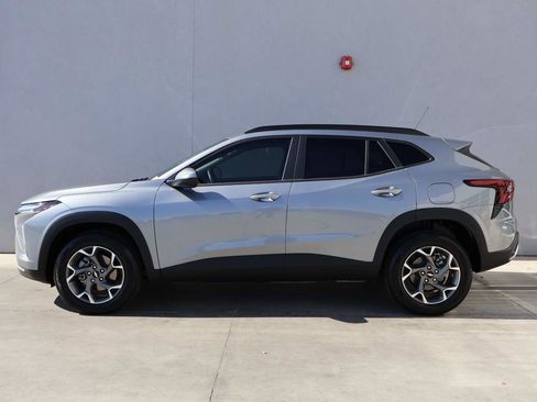 Used 2025 Chevrolet Trax LT w/ LT Convenience Package FWD image 2