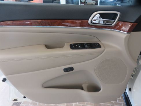 Used 2011 Jeep Grand Cherokee Limited image 14