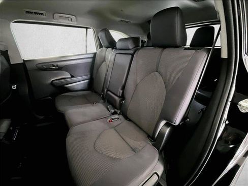 Used 2022 Toyota Highlander LE FWD image 28