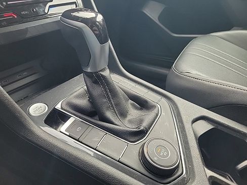 Used 2022 Volkswagen Tiguan SE AWD/4WD image 25