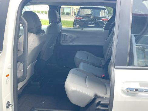 Used 2026 Toyota Sienna XLE FWD image 9
