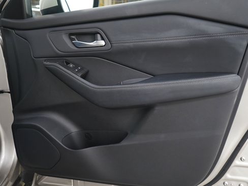 Used 2025 Nissan Rogue SL image 11