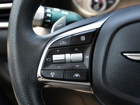 Used 2025 Genesis G70 2.5T image 8