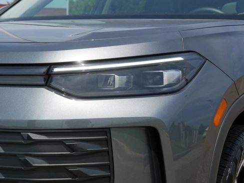 Certified 2025 Volkswagen Tiguan SE AWD/4WD image 10