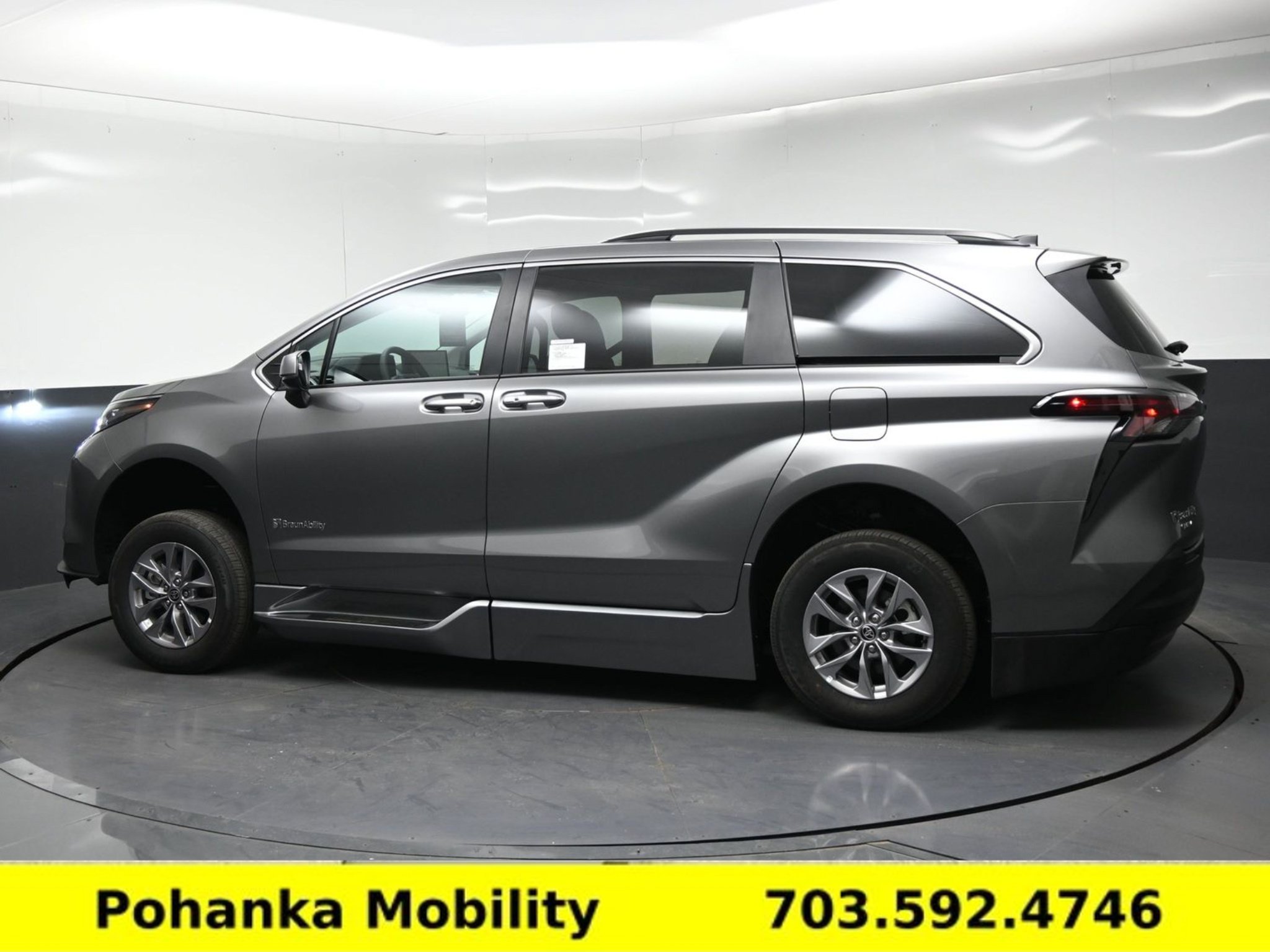Used 2026 Toyota Sienna XLE FWD image 4