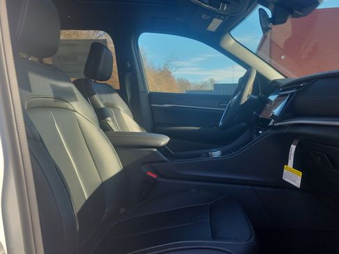 New 2026 Jeep Grand Cherokee Limited image 32