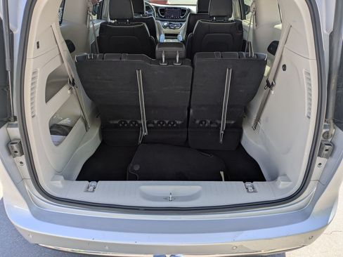 Used 2024 Chrysler Pacifica Limited FWD image 33