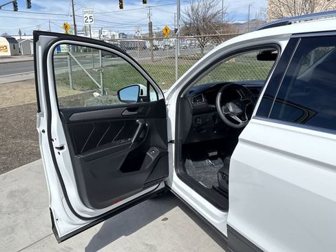 Used 2024 Volkswagen Tiguan SE image 10