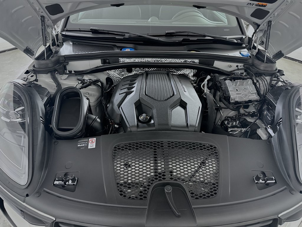 Certified 2026 Porsche Macan Turbo AWD/4WD image 32