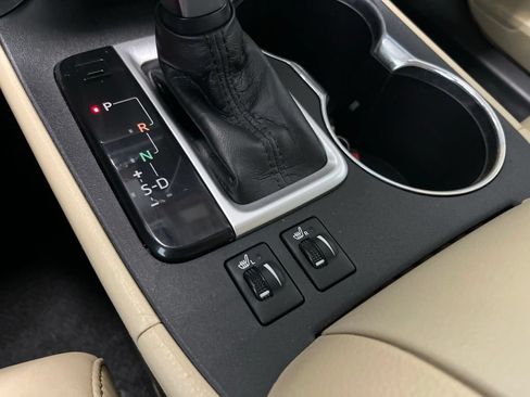 Used 2019 Toyota Highlander XLE AWD/4WD image 17