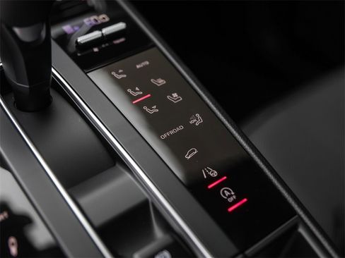 Used 2025 Porsche Macan image 26