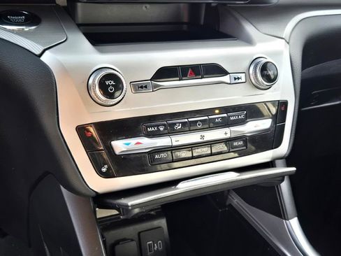 Used 2022 Ford Explorer XLT w/ Equipment Group 202A image 27